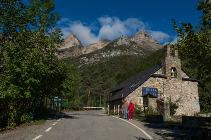 a ermita de la Virgen de Pineta lugar de culto y leyendas.