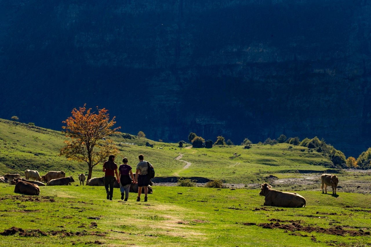 Un paseo para sentirse pequeño entre montañas