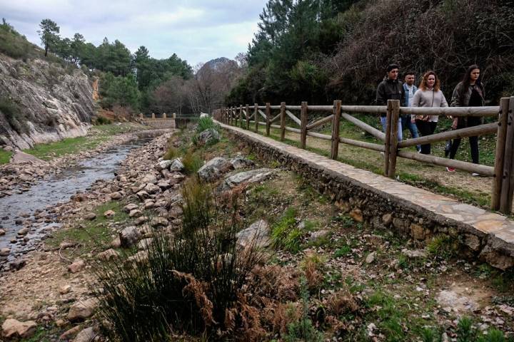 Camino en el río Ruecas en Cañamero, en la comarca de las Villuercas (Cáceres).