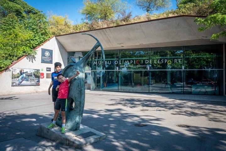 Ruta por la Barcelona olímpica apertura niños en estatua arquero