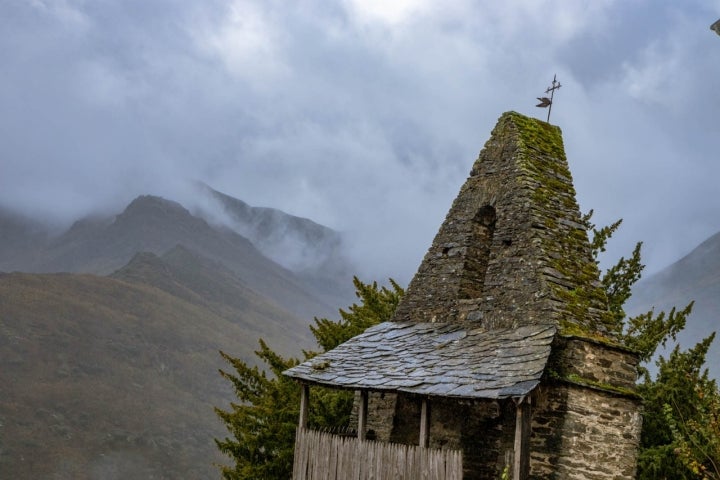 La iglesia de San Pedro de Odollo, una torre de Pisa leonesa. 