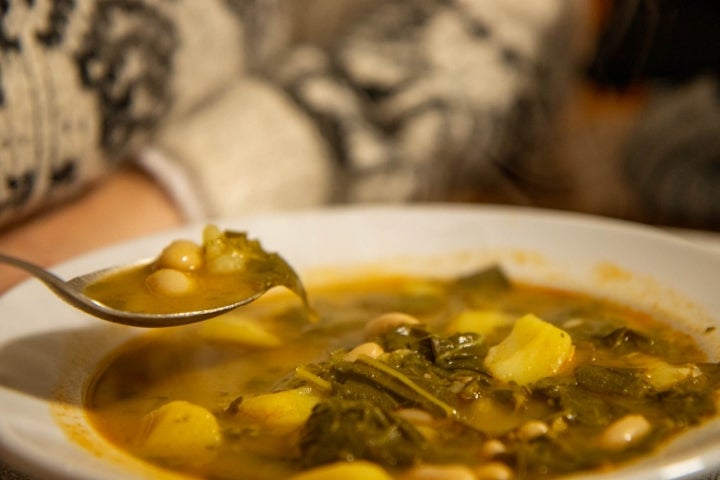 Toca reponer fuerzas con un guiso de 'El Carrilano', en La Baña. 