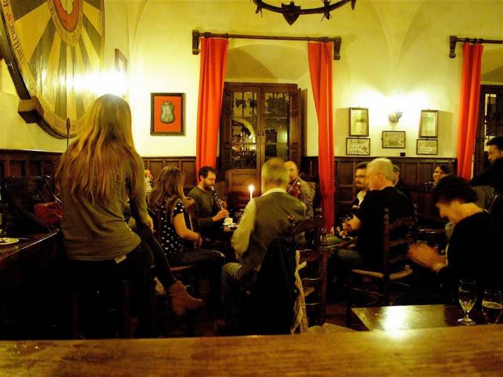 Una taberna para acabar el día. Foto: La taberna irlandesa Sir Lancelot (Facebook).