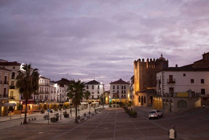 Cáceres al amanecer es así de mágica. Foto: Julio L. Rodríguez. Flickr (Cecida a Guía Repsol).