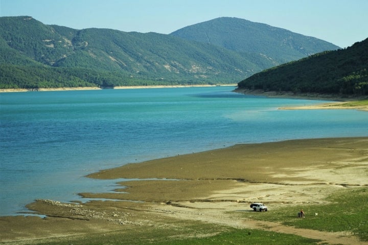 El pantano del Mediano recoge las aguas del río Cinca y del Ara.