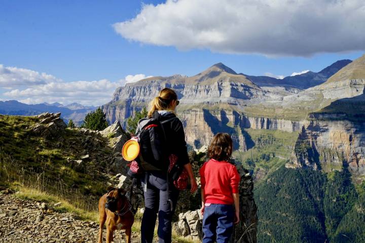 Ruta de senderismo en familia con el pico Gallinero al fondo.