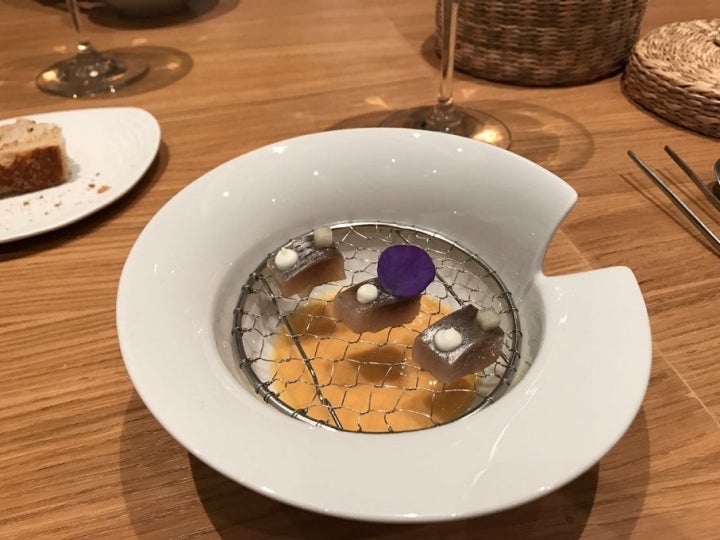 Arenque con salmorejo, uno de los deliciosos platos de El Choco. Foto: Almudena Martín.