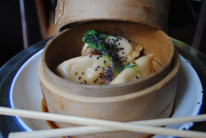 Gyozas rellenas de verdura y alga wakame en La Boca. Foto: Mamadú Dabó.