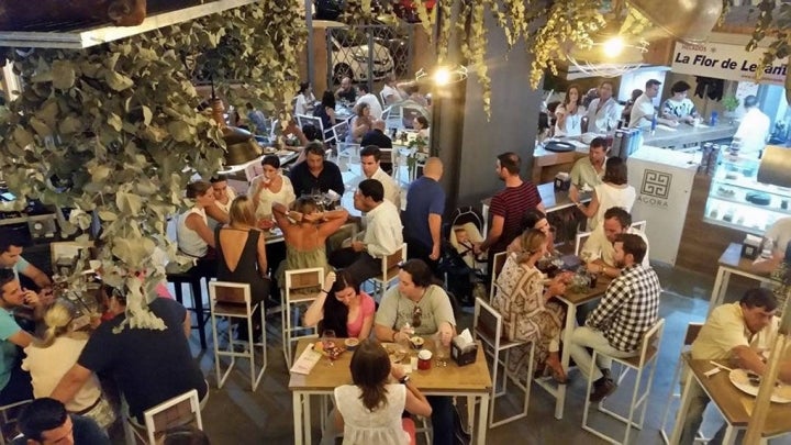 La gente disfruta en los mercados gastronómicos.