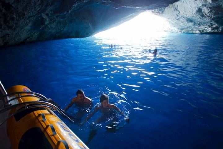 Los 20 metros de profundidad hacen de Sa Cova Blava un lugar perfecto para el buceo. Foto: Agefotostock.