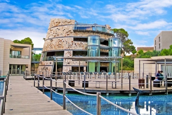 El edificio del Centro de Visitantes tiene forma de 'talaiot', torre típica de las Islas Baleares. Foto: Shutterstock.