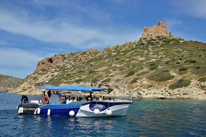 El Castillo de Cabrera, del siglo XIV, sirvió para dar la voz de alarma a los ataques piratas. Foto: Agefotostock