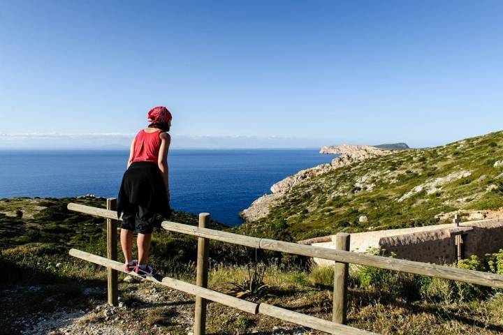 Un alto en el camino para contemplar las vistas al Mediterráneo que ofrece Cabrera. Foto: Shutterstock.