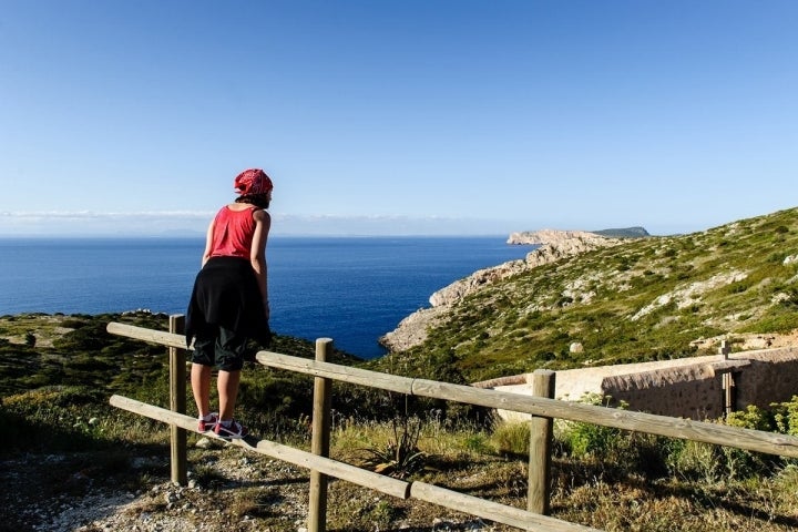 Un alto en el camino para contemplar las vistas al Mediterráneo que ofrece Cabrera. Foto: Shutterstock.