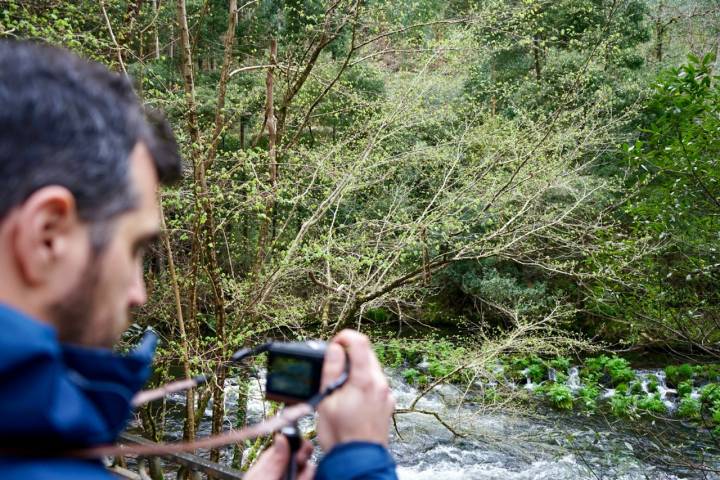 Un senderista toma fotos al río Landro