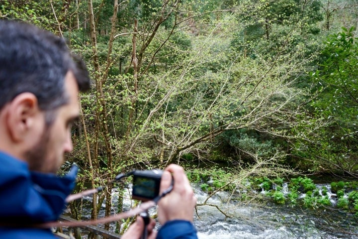 Un senderista toma fotos al río Landro