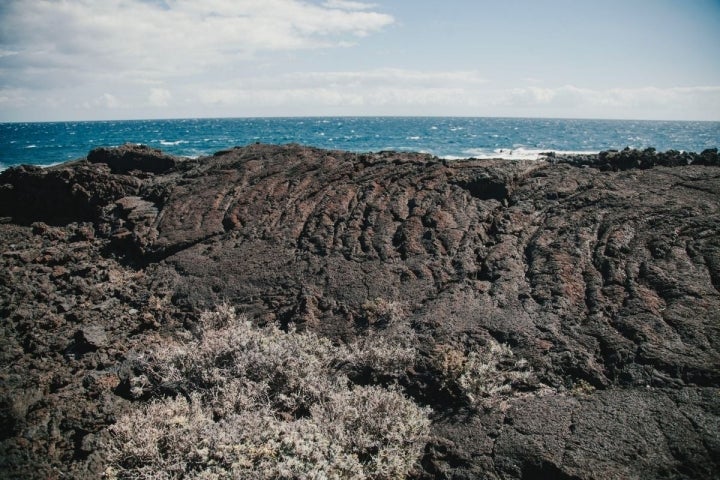 Las lavas cordadas nos recuerdan que pisamos lo que antaño estuvo a 1.000 ºC.