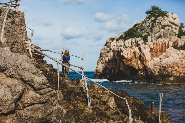 La ruta Deià-Sóller pasa muy cerca de Cala Deià.