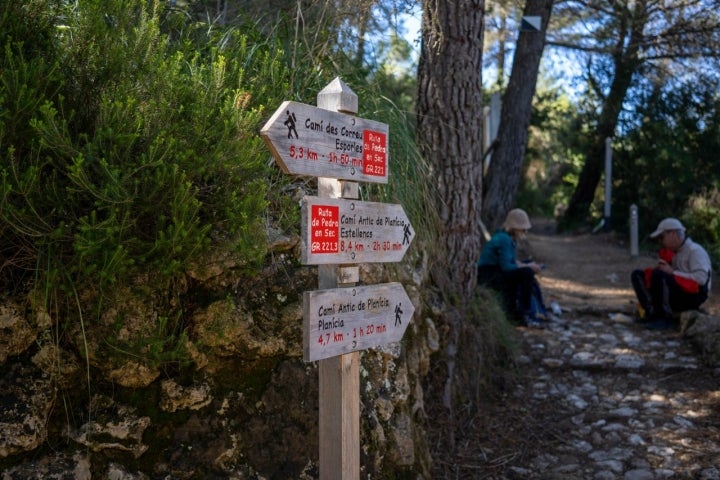 El camino está muy bien señalizado.