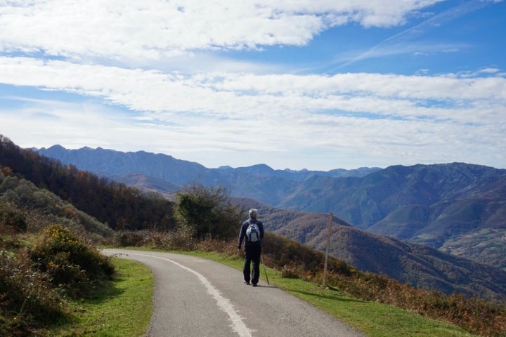 Senderista en la ruta de ascenso a la Sierra del Aramo (Asturias).