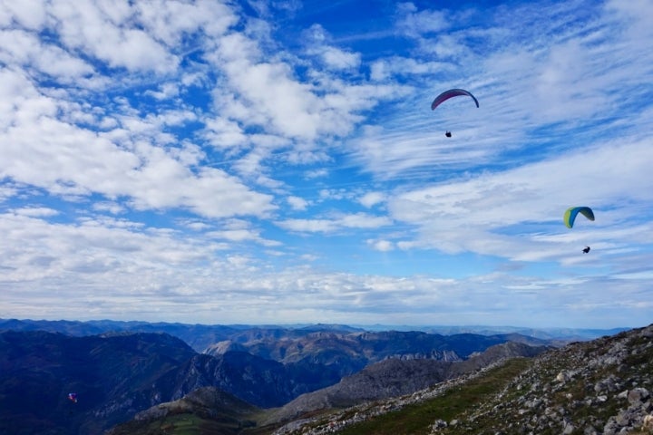 Parapentistas en Gamoniteiro en la Sierra del Aramo (Asturias).