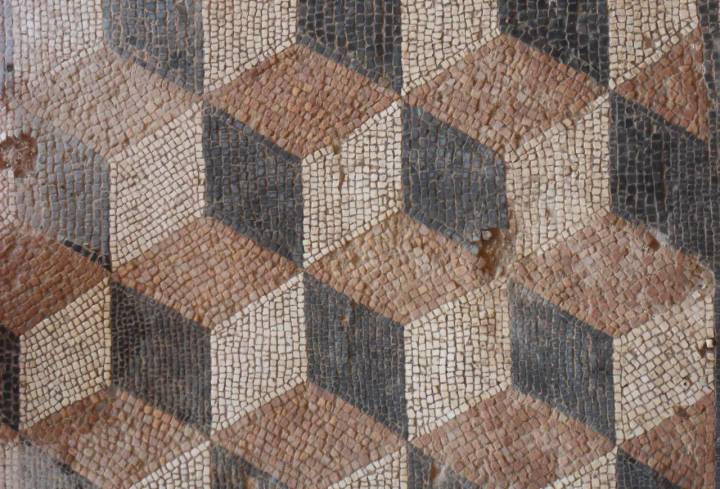 El suelo en mosaico de una de las múltiples ruinas romanas que se pueden encontrar en los pueblos sorianos. Foto: Magna Mater