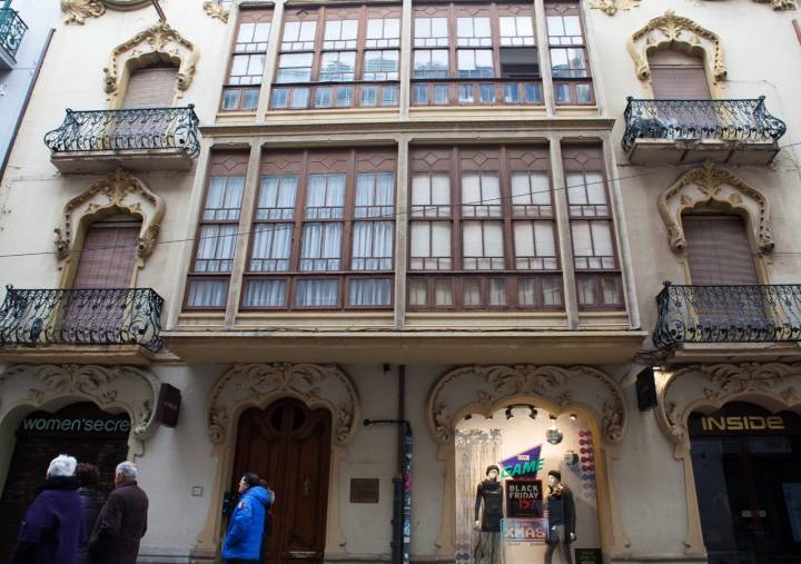 Las tiendas en los bajos de las casas como la de Valentín Matilla, contrastan con el diseño modernista de sus fachadas.