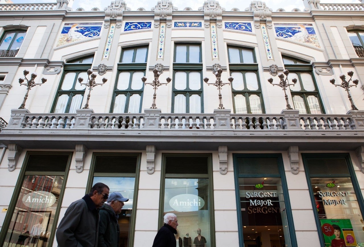 Las cerámicas azuladas y las farolas en los balcones del Casino, obra de arte del urbanismo.