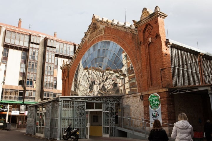 La fachada acristalada del mercado protagoniza la plaza a la que da nombre.