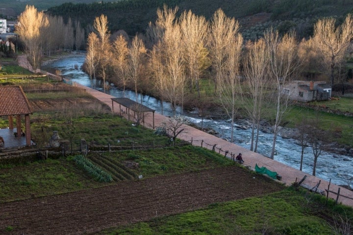 El río Esperabán a su paso por Pinofranqueado, donde uno puede sentarse a escucharlo.