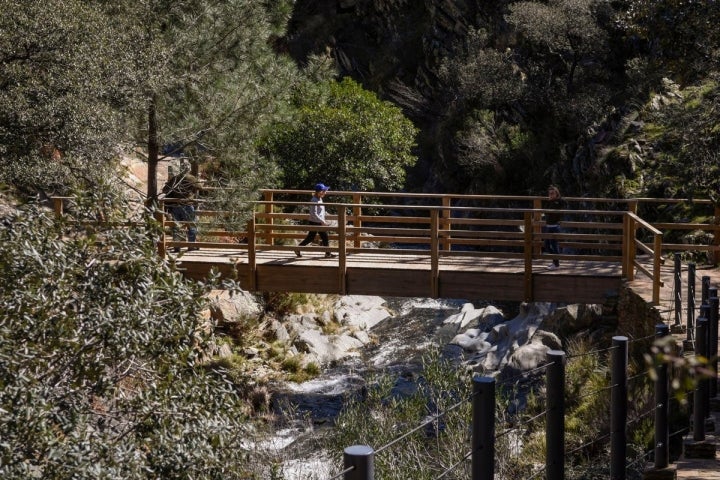 Uno de los puentes que han construido para llegar hasta el Chorrituelo.