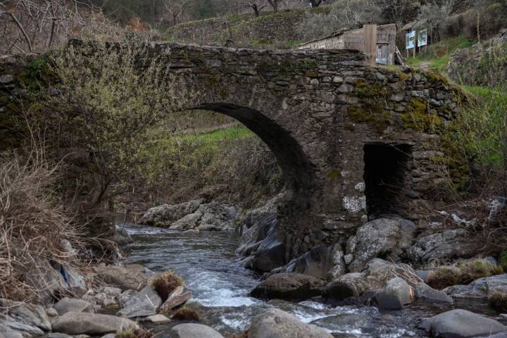 Hermosos puentes de piedra peinan a los ríos de la comarca aquí y allá.