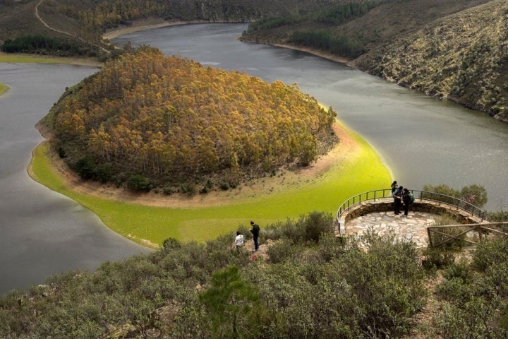 El meandro El Melero en Riomalo de Abajo es la joya natural de la comarca.