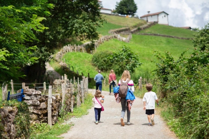 Ruta por las cascadas de Xorroxin (Navarra): camino por el valle del Baztán