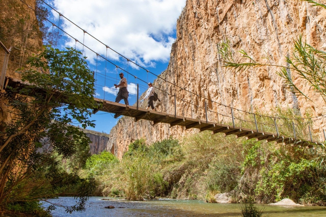 Uno de los puentes colgantes de esta ruta natural entre barrancos.