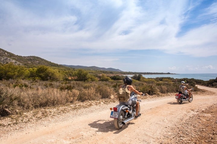 Sobre dos ruedas también se puede llegar a Cala Basseta.