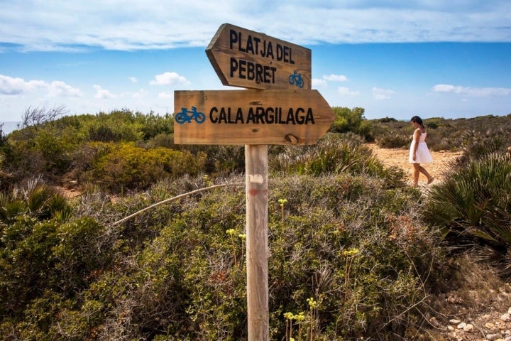 Caminando por la ruta de las calas de la sierra de Irta, perfectamente señalizada.