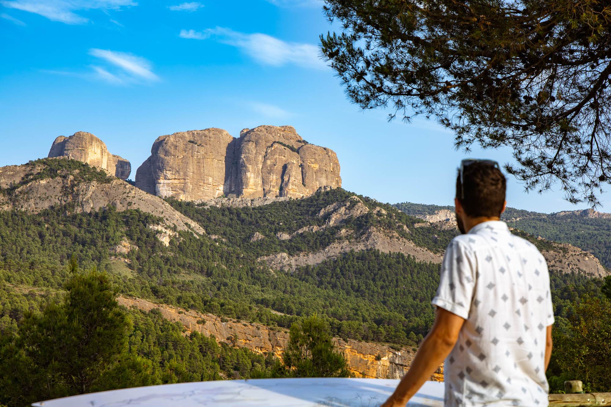 Al caer la tarde, en el Mirador del Salt de Ferrassó la luz incide de una manera especial en la roca.