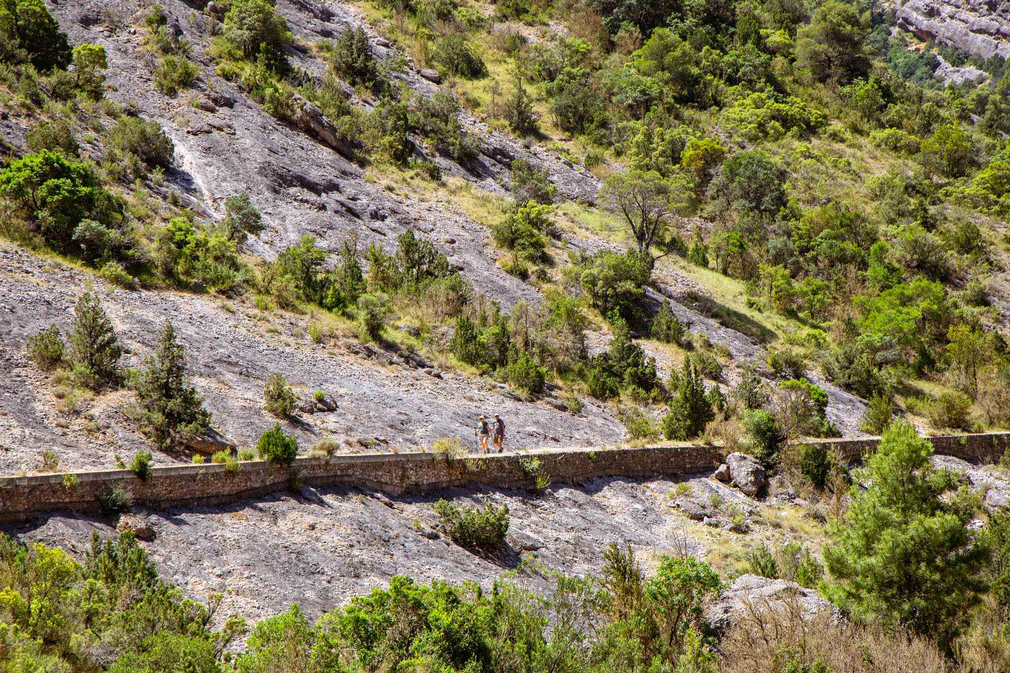Buena parte del camino a la zona de baño transita sobre una canalización de agua.