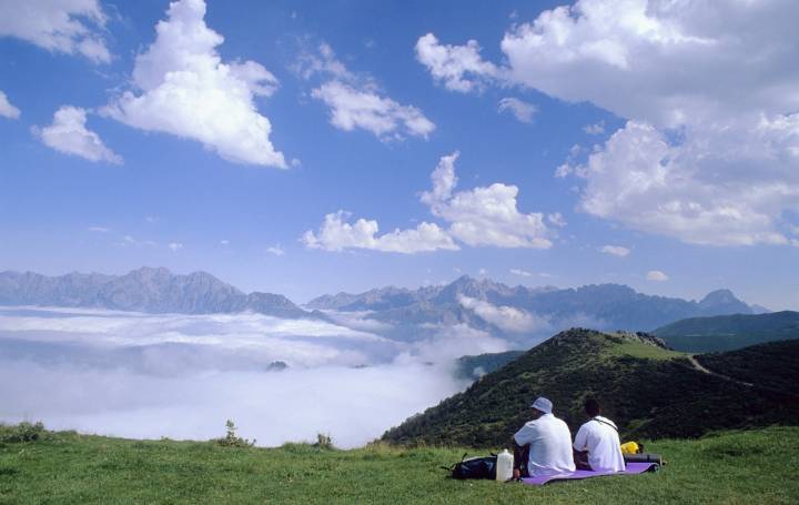¿Qué tal un picnic con estas vistas en el mirador de Llesba? Foto: Agefotostock