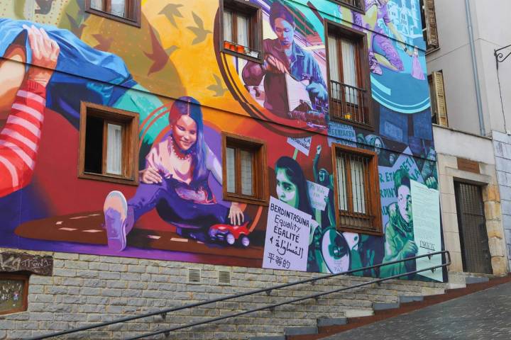 Este mural se ve muy bien desde el Cantón de Anorbin.