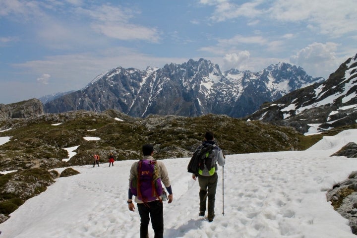 Trekking por Vega de Ario, donde aún queda algo de nieve.