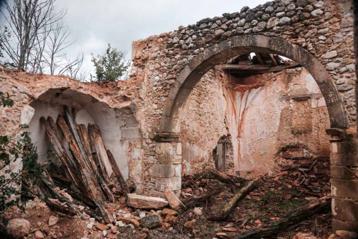 Restos de la iglesia del pueblo abandonado de Cubillos, Soria.