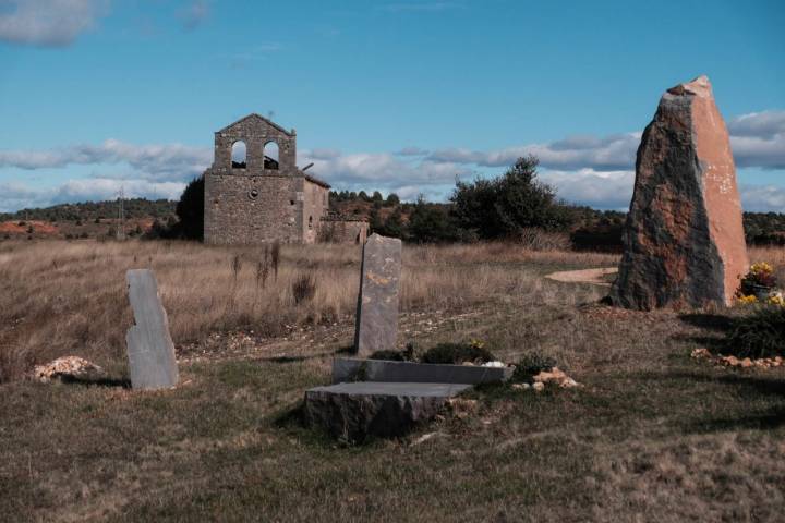 Los monolitos del pueblo abandonado La Mercadera, Soria.