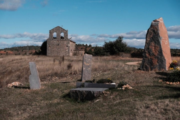 Los monolitos del pueblo abandonado La Mercadera, Soria.