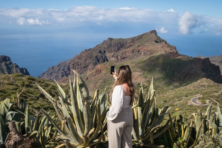 Mujer en un mirador en la Ruta por Masca (noroeste de Tenerife)