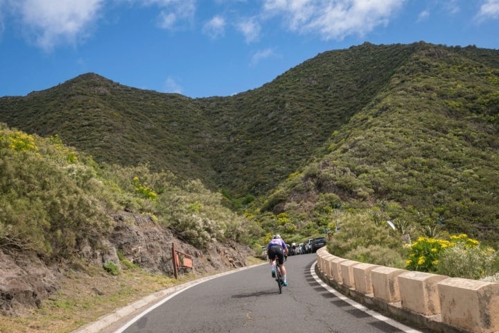 Ciclista en la Ruta por Masca (noroeste de Tenerife)