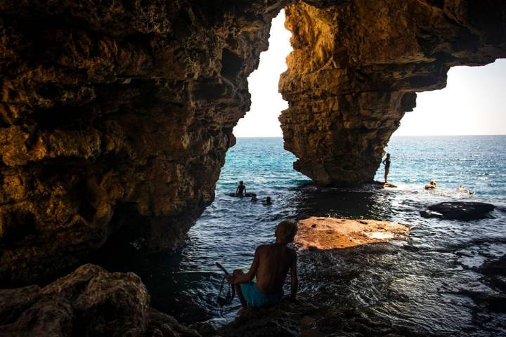 La Cueva Els Arcs en la Playa Moraig de Benitatxell, para amantes de la espeleología.