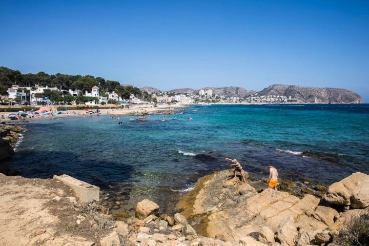 La playa cercana a 'El Chamizo' consta de dos calas pequeñas donde se alterna roca con arena fina.