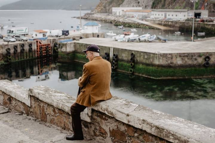 Un paisano mirando al puerto de Malpica en O Camino dos Faros (Costa da Morte, A Coruña).